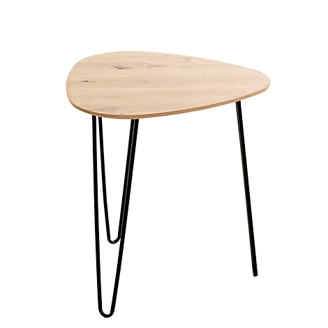 Dreieckiger Beistelltisch aus hellem Holz mit schwarzen Metallbeinen.