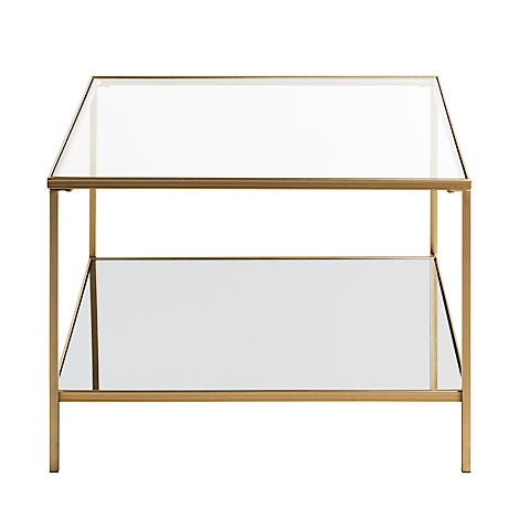 Detailaufnahme einer goldenen, geometrischen Glasvitrine. Die Glaselemente spiegeln das Licht wider.