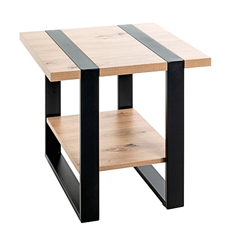 Ein quadratischer Beistelltisch mit Holzplatte und unterem Ablagefach. Schwarzes Metallgestell.