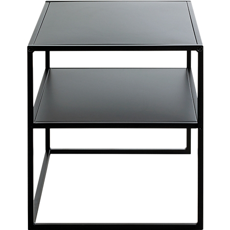 Ein schwarzer, minimalistischer Beistelltisch mit zwei Ablageflächen. Das Metallgestell ist kantig und geometrisch.