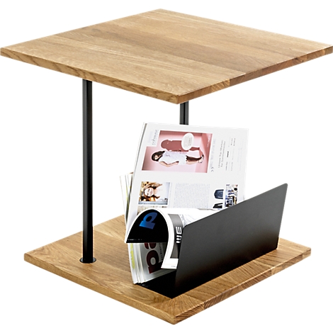 Quadratischer Beistelltisch aus Holz mit schwarzem Metallgestell und integriertem Zeitungsständer.