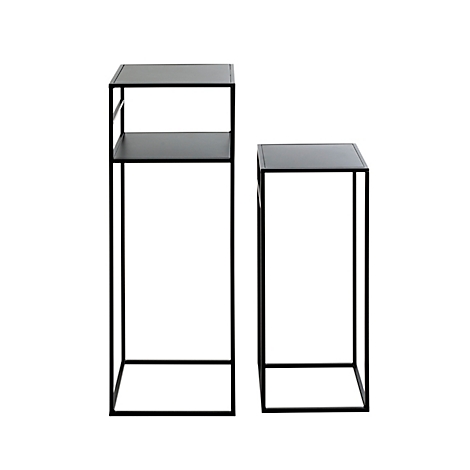 Zwei schwarze Beistelltische mit unterschiedlichen Höhen, quadratischen Oberflächen und Metallrahmen, freigestellt auf weißem Hintergrund.