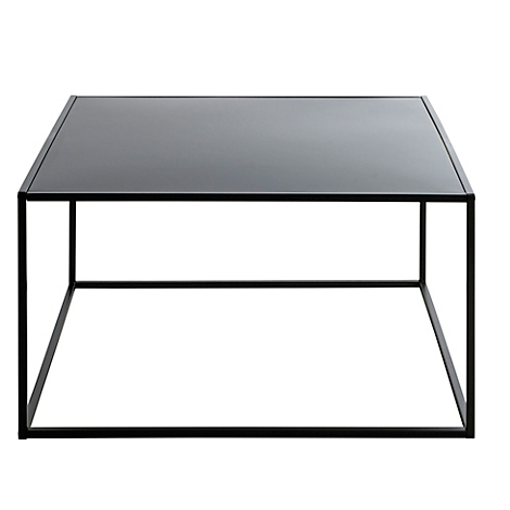 Vierkante zwarte salontafel met glazen blad en metalen frame, geïsoleerd op lichte achtergrond.