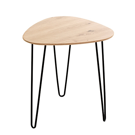 Bijzettafel met een driehoekig houten tafelblad en zwarte haarspeldpoten. Afmetingen: 40 cm x 40 cm x 43 cm.