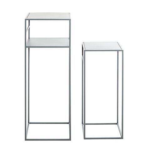 Twee grijze metalen planken met witte planken. Een hoge plank met twee planken, naast een lage, vierkante plank.
