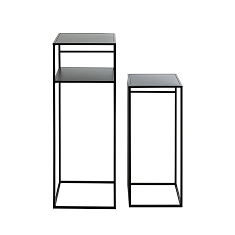 Twee zwarte bijzettafels, een hoge met twee planken, de andere vierkant en laag.