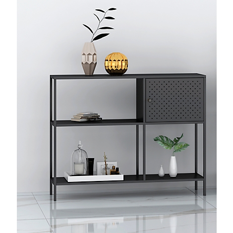 Donker rek met decoratieve items, waaronder een vaas, kaarsen en planten. Zwart frame, wit oppervlak.