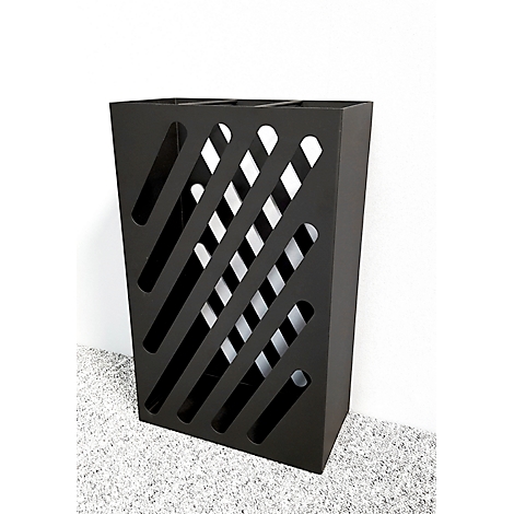 Schwarzer Metall-Mülleimer mit schrägen Schlitzen. Der Hintergrund ist weiß, der Boden grau.