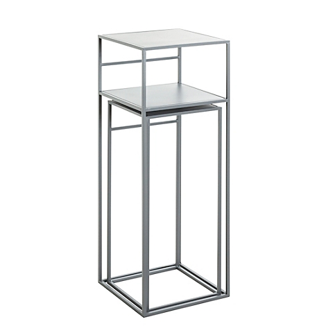 Table d'appoint en métal gris, à deux niveaux, avec des surfaces carrées et un cadre angulaire.