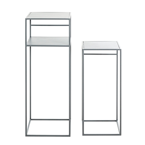 Deux tables d'appoint grises et minimalistes. L'une est plus haute avec des étagères, l'autre plus courte, toutes deux sur fond blanc.
