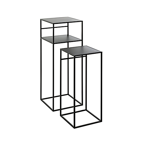 Deux tables d'appoint carrées noires. Une table a deux étagères, l'autre une seule.