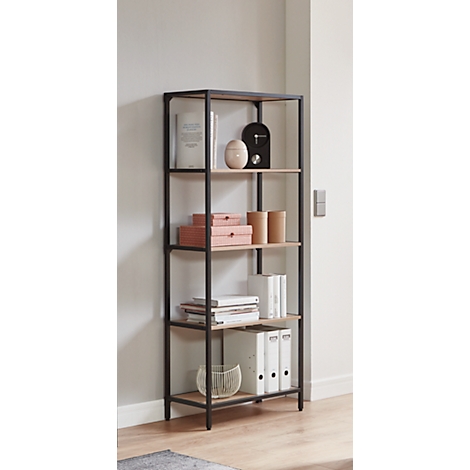 Zwarte metalen plank met houten planken. Op de planken staan boeken, decoratieve objecten, mappen en dozen.