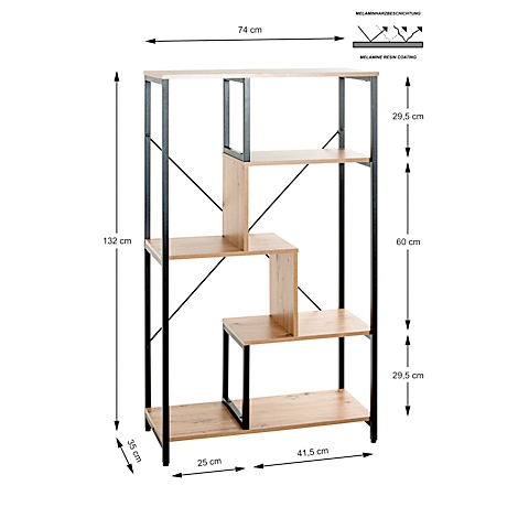 Een lichtgekleurde boekenplank met een zwart metalen frame. Het heeft vier open compartimenten en een interessante vorm. De afmetingen staan aangegeven.