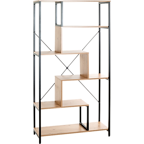 Hoge, open boekenkast met zwarte metalen frames en lichte houten planken. Sommige planken zijn in een zig-zag patroon gerangschikt.