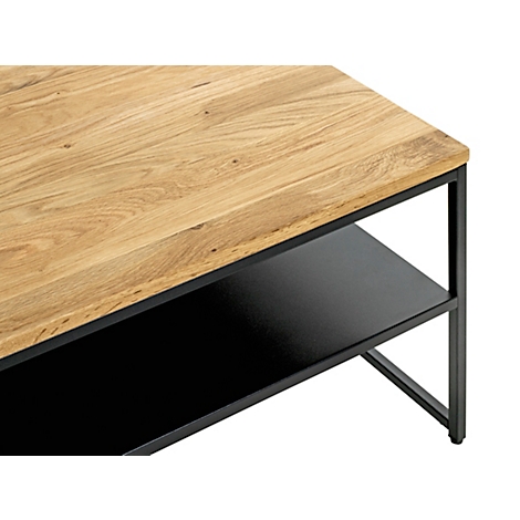 Gros plan détaillé d'une table basse. Dessus bois, dessous noir, cadre métal.
