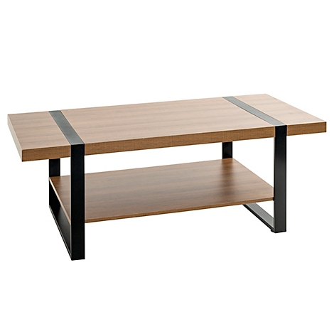 Table basse en bois avec une étagère inférieure et un cadre en métal noir. Il y a deux bandes noires sur le plateau de la table.