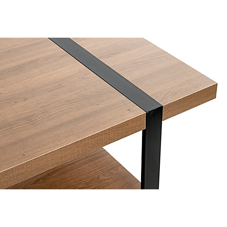 Gros plan sur une table en bois avec une bande de métal noir au milieu et un pied en métal noir.