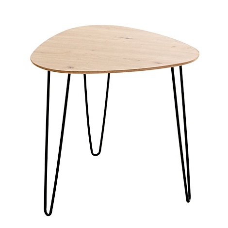 Table d'appoint triangulaire avec plateau en bois et pieds en métal noir.