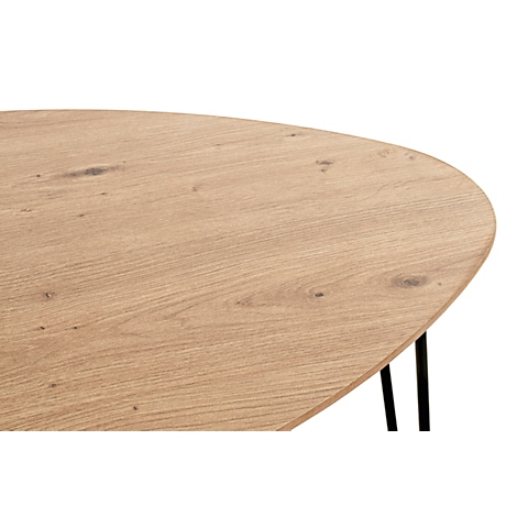 Gros plan sur une table basse triangulaire en bois brun clair avec des pieds noirs.