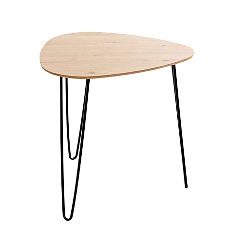 Table d'appoint triangulaire en bois avec pieds en métal noir. Le plateau de la table a un veinage clair.