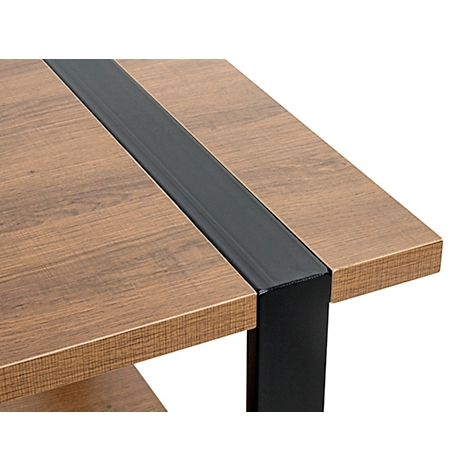 Table d'appoint carrée avec plateau en bois marron et cadre noir. Le plateau de la table comporte deux entretoises noires.
