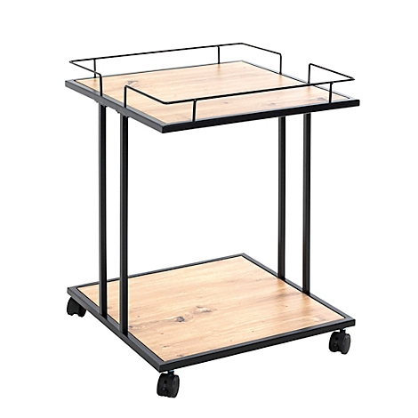 Deux tables d'appoint avec plateaux en bois et cadres en métal devant un canapé marron sur un tapis. Des objets décoratifs sont sur une table.