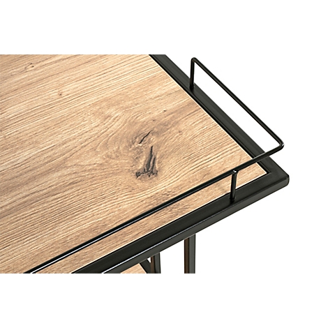 Détail d'un chariot de service : plateau en bois avec cadre et poignée en métal noir.