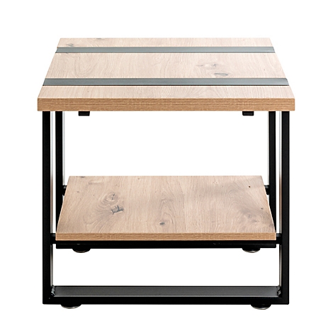 Table d'appoint carrée avec plateau en bois et cadre en métal. Deux bandes grises ornent le plateau. En dessous, une autre étagère.