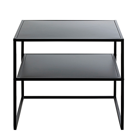 Table d'appoint noire à deux niveaux. Dimensions : 50x40x45 cm. Les étagères sont reliées par une structure métallique noire.