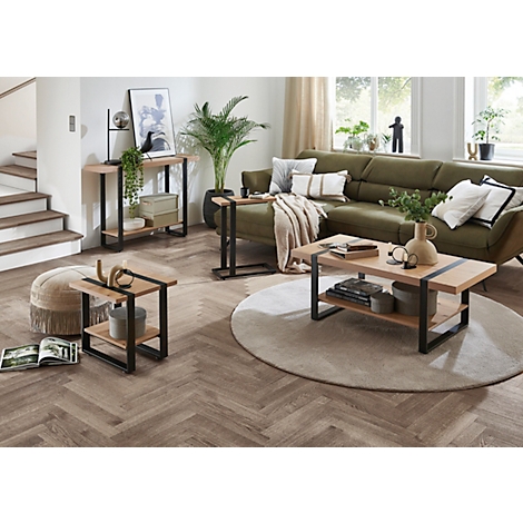 Table étroite et haute avec plateau en bois et cadre en métal noir. Une bande sombre traverse le plateau en bois.