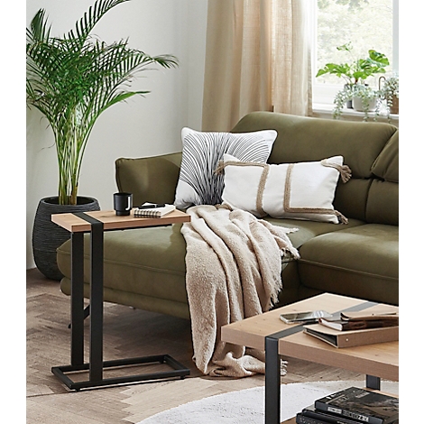 Gros plan d'un plateau de table en bois avec une bande et un pied en métal noir.
