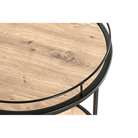 Deux tables d'appoint à roulettes devant un canapé marron clair. Sur les tables : vases, verres et écouteurs.