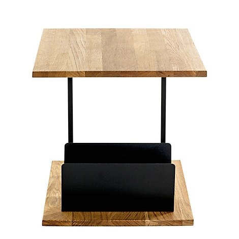 Table d'appoint avec plateau carré en bois et pieds noirs, magazine dans un compartiment, boule blanche à motifs floraux.