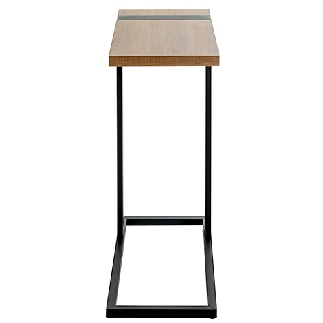Table d'appoint en bois avec cadre en métal noir. Plateau en bois, rectangulaire, avec une bande sombre. Cadre en métal en forme de U.