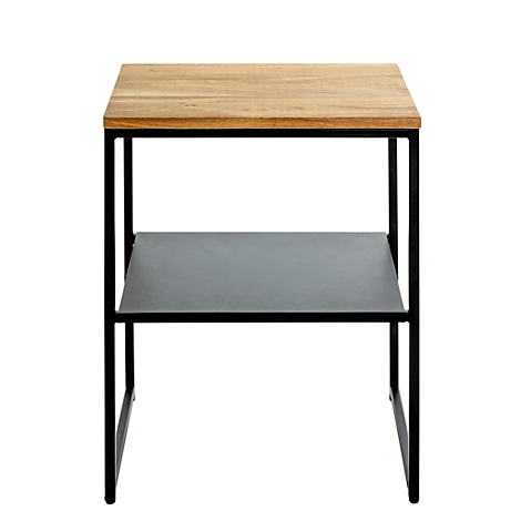 Table d'appoint avec plateau en bois et cadre en métal noir. Il y a une étagère au niveau inférieur.