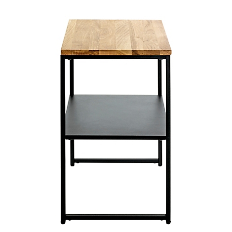 Petite table d'appoint, plateau en bois sur structure en métal noir. Une étagère est située en dessous.