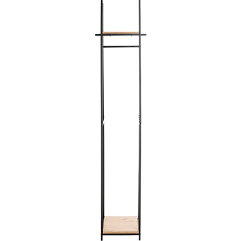 Zwarte kledingrek met plank en kleerhanger. De plank en de kledingroede zijn van hout.