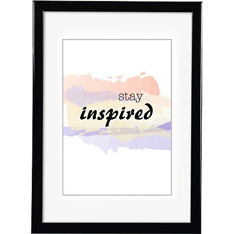 Schwarzer Rahmen mit weissem Passepartout. Auf dem Bild stehen die Worte "stay inspired" vor einem bunten Hintergrund.