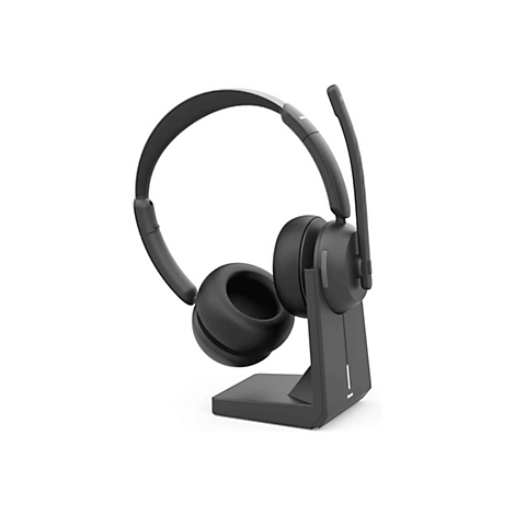 Schwarzes Wireless-Headset auf einer passenden Ladestation vor weißem Hintergrund.