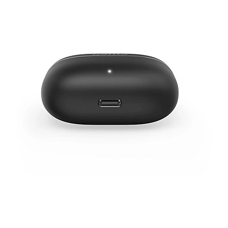 Schwarzes Ladecase für kabellose Kopfhörer mit USB-C-Anschluss und kleiner LED-Anzeige vor weißem Hintergrund.