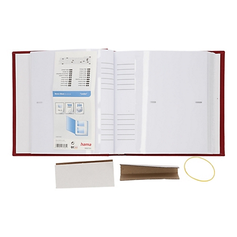 Offenes rotes Fotoalbum mit Einstecktaschen und Produktinformationen auf der ersten Seite.