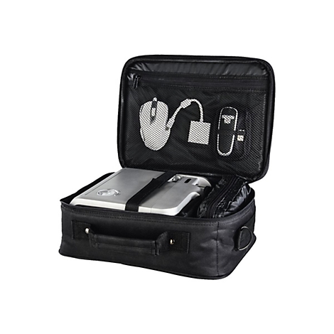 Geöffnete, schwarze Beamer-Tasche mit einem silbernen Projektor und Zubehör im Netzfach.