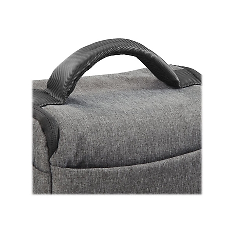 Nahaufnahme des grauen Tragegriffs einer Tasche aus meliertem Stoff.