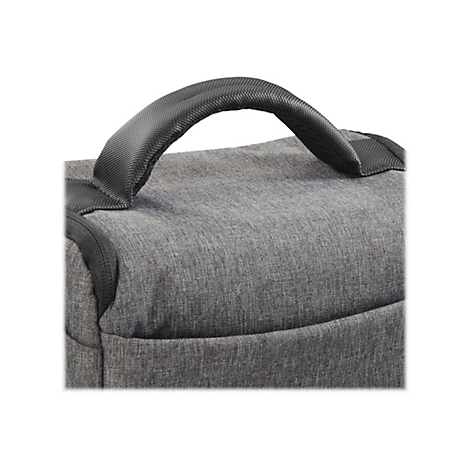 Nahaufnahme des grauen Tragegriffs einer Tasche aus meliertem Stoff.