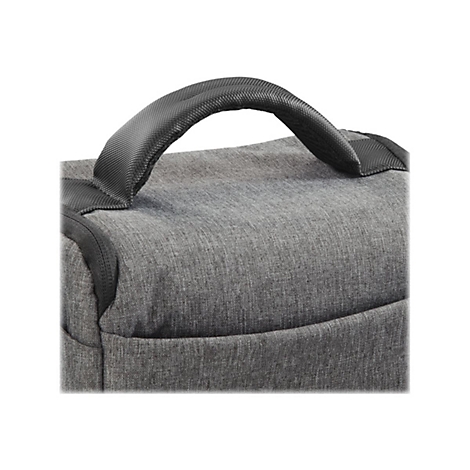 Nahaufnahme des grauen Tragegriffs einer Tasche aus meliertem Stoff.