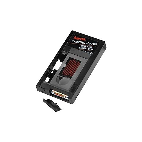 Schwarzer Hama VHS-C Kassetten-Adapter mit eingelegter Batterie und geöffnetem Batteriefach auf weißem Hintergrund.