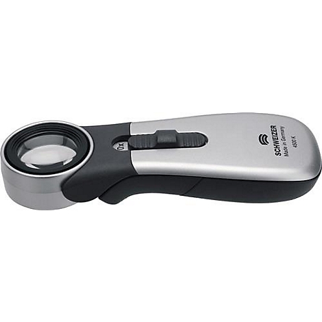 Handheld vergrootglas in zilver en zwart. Voorzien van een vergrootglas, handvat, schakelaar en de inscriptie 'Schweizer'.
