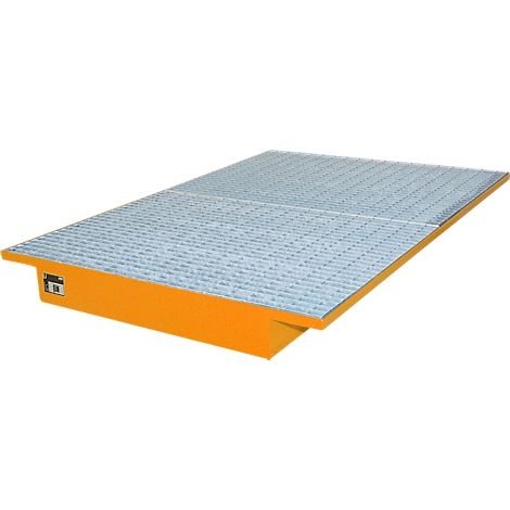 Platte, rechthoekige industriële weegschaal met een geel frame en een zilverkleurig, gestructureerd oppervlak op een witte achtergrond.