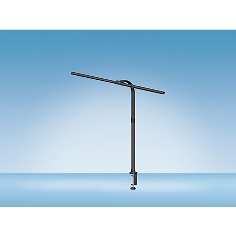 Dunkle Schreibtischlampe mit verstellbarem Arm und Klemme, vor blauem Hintergrund.