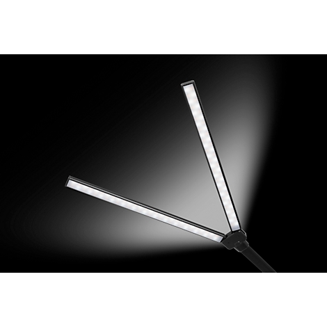 Schwarze Tischleuchte mit zwei hell leuchtenden LED-Leuchten. Die Leuchten sind im Winkel angeordnet und erhellen den Raum.